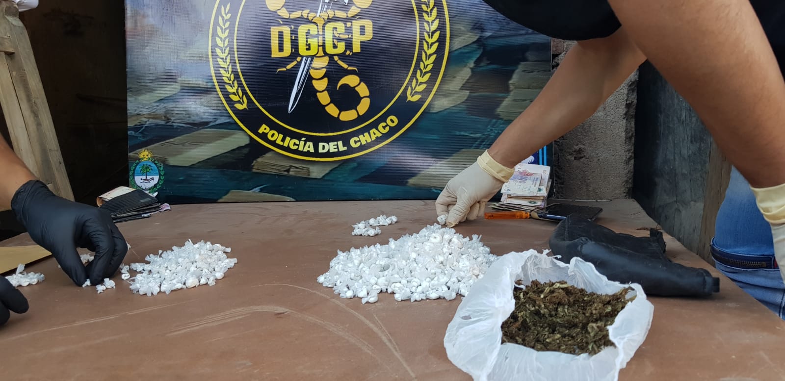 Golpe al narcomenudeo: secuestran cocaína, marihuana y dinero en procedimientos